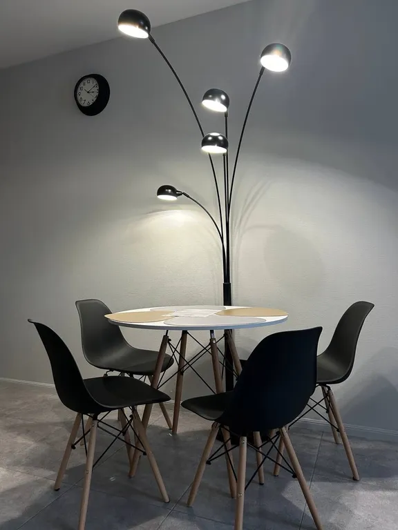 Уютная квартира с джакузи в спальне и массажным креслом