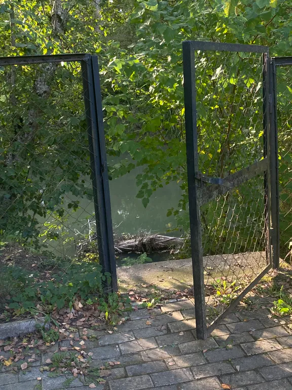 Дом на берегу реки