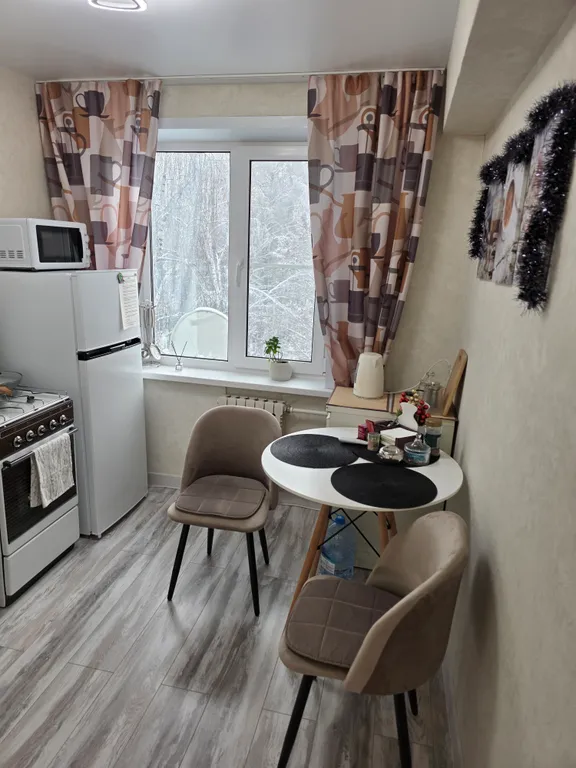 Стильная квартира с большой кроватью.