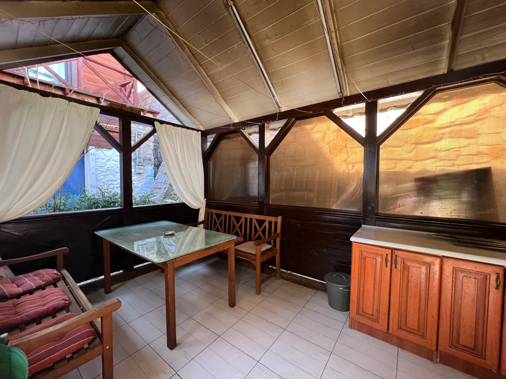 Дом с сауной и большой ванной на террасе