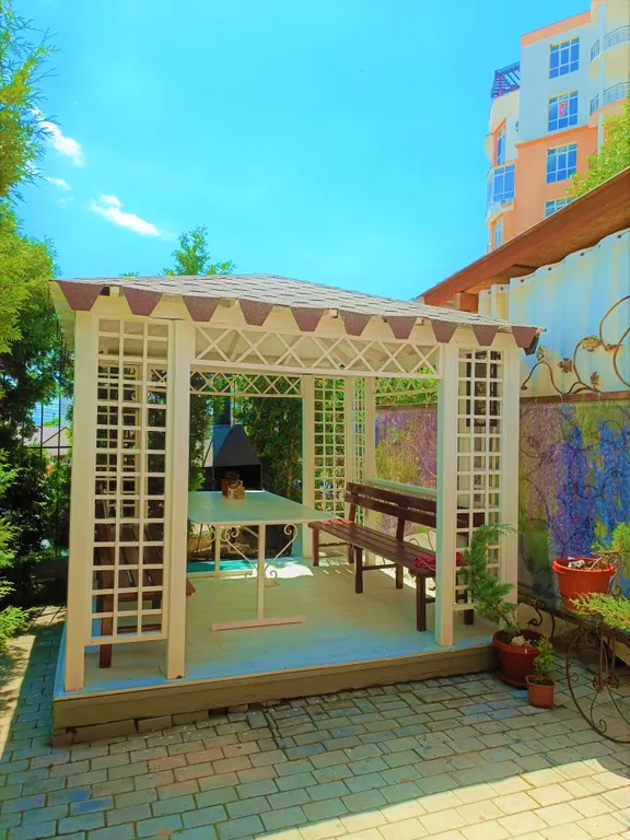 Семейный апартамент с зеленым патио у моря