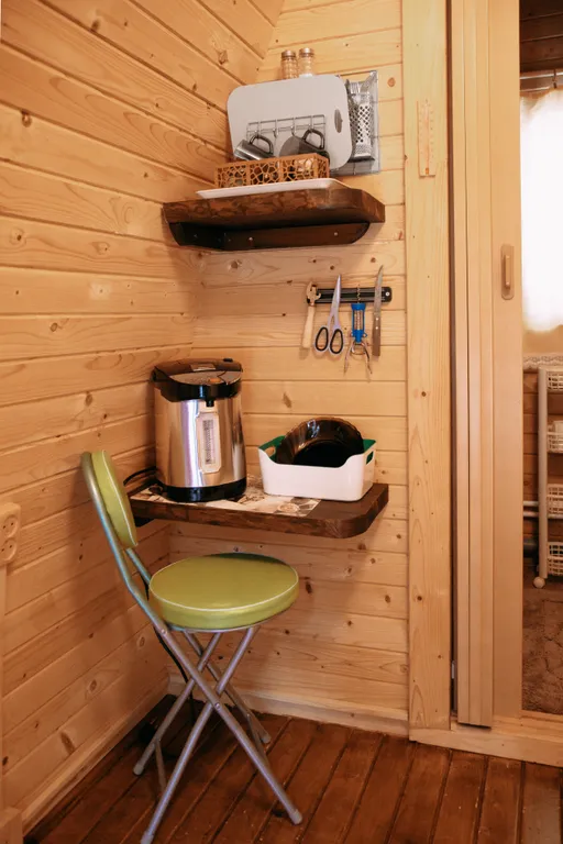 Арочный домик на краю леса без душа