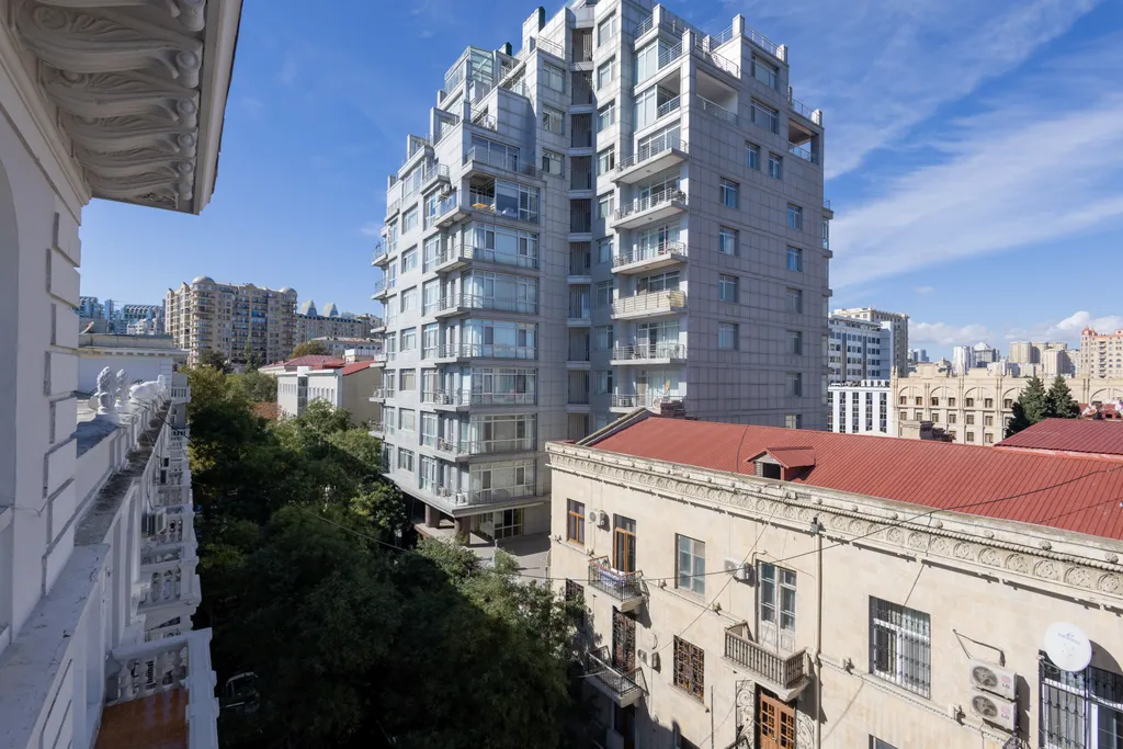 Апартаменты с видом на торговую улицу