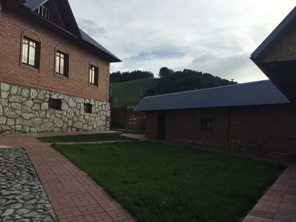 Эко-дом шале с камином на краю леса с видом на горную местность