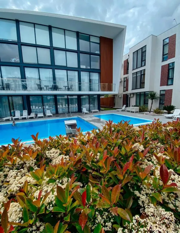 Студия с балконом и подогреваемым бассейном на территории ЖК в центре