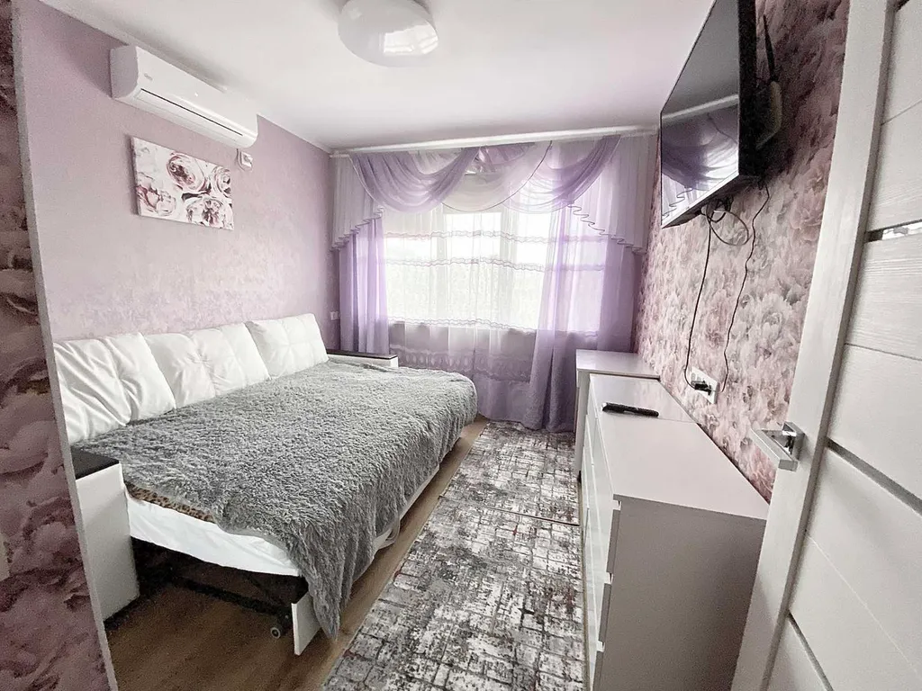 Уютная двухуровневая квартира с обеденной зоной во дворе