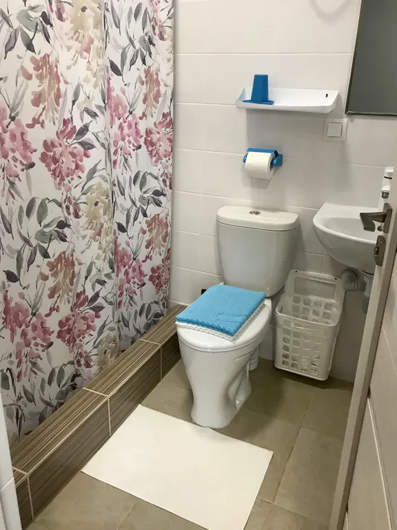 Трехместный номер, с двуспальной кроватью и односпальной, вид во двор