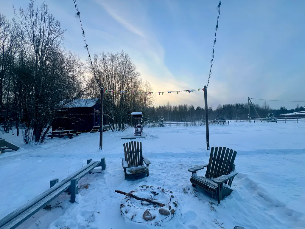 Синий домик в поле