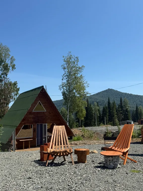 А-frame в окружении леса и гор