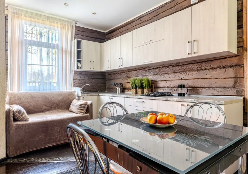 Уютный загородный коттедж у пруда с камином и террасой