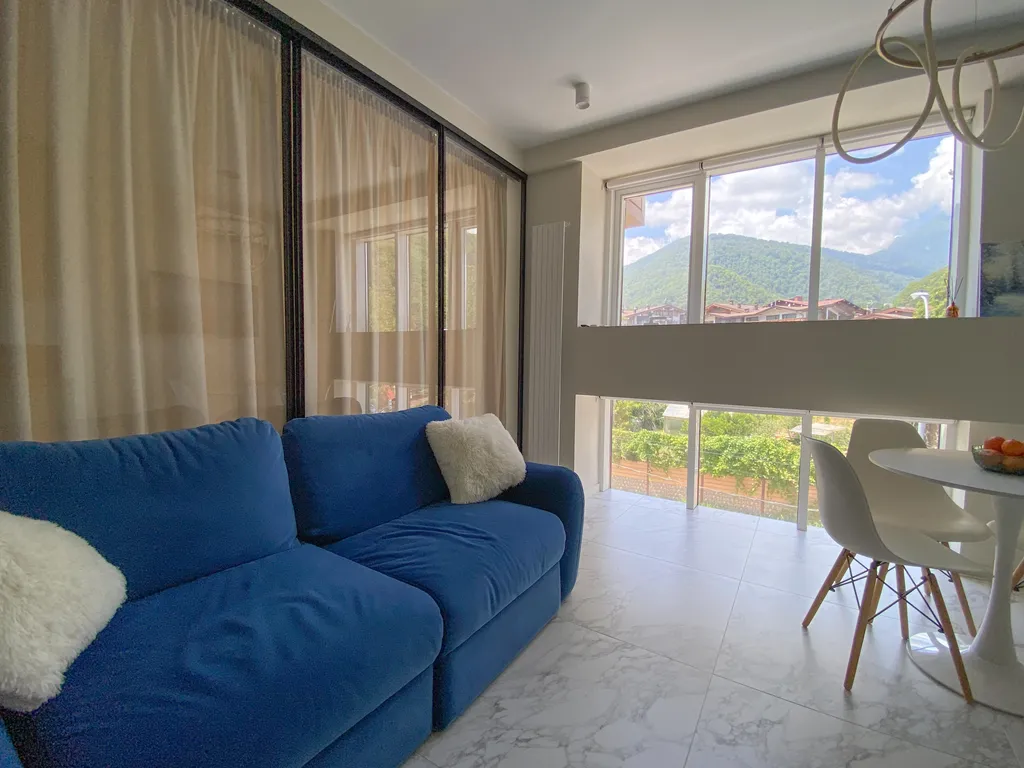 Студия с видом на горы в центре