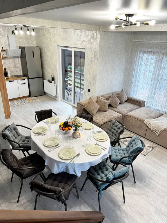 Стильный дом-шале с панорамными окнами, террасой и костровой зоной