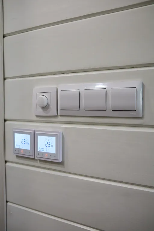 Современный дом в сосновом лесу