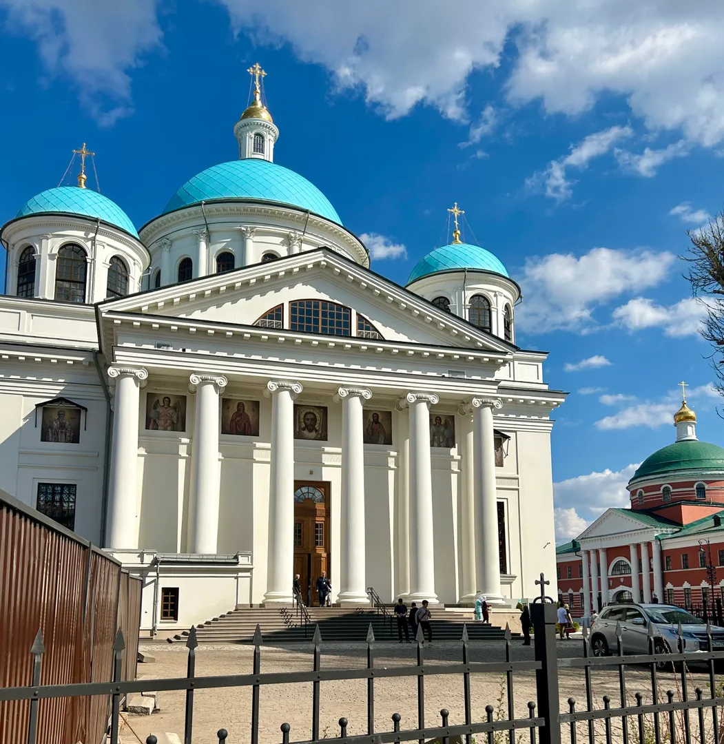 Вид на Храм Казанской иконы Божьей Матери из двора дома