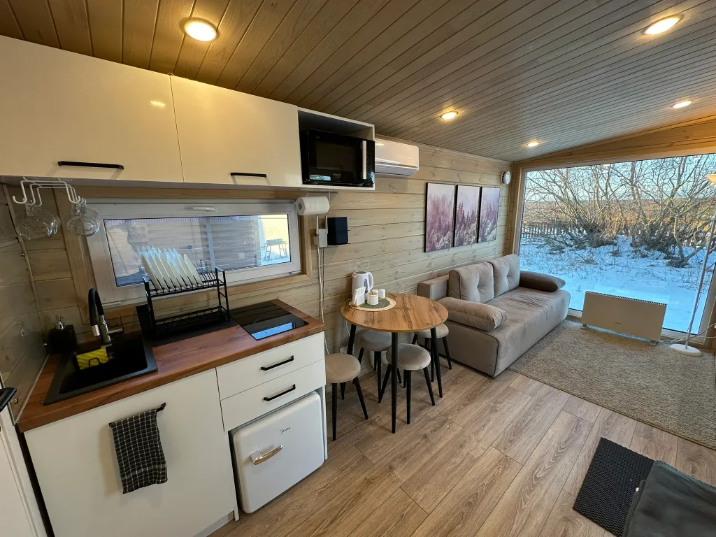 Современный дом на самом берегу реки