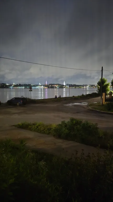 Уютная часть дома на берегу Волги в городе