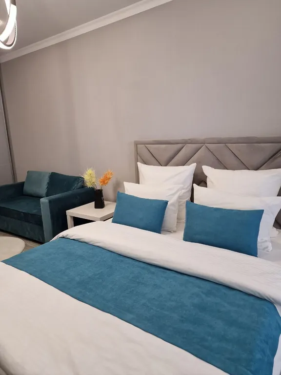 Квартира с панорамными окнами и очками виртуальной реальности