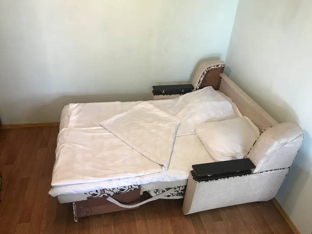 Уютная комната в центре города с видом на море