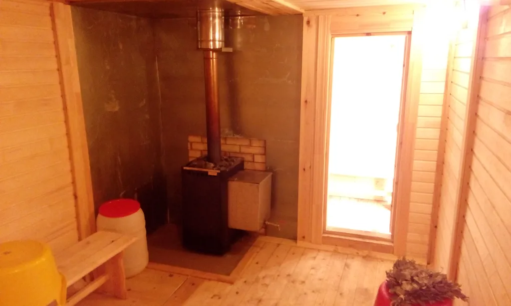 Благоустроенный дом на берегу с баней и катером