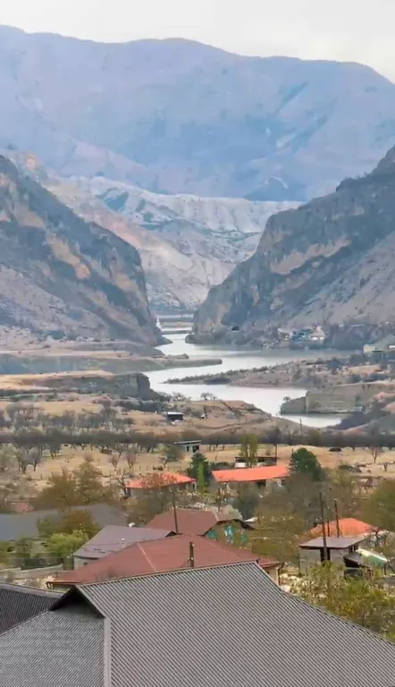 Часть дома с видом на горы