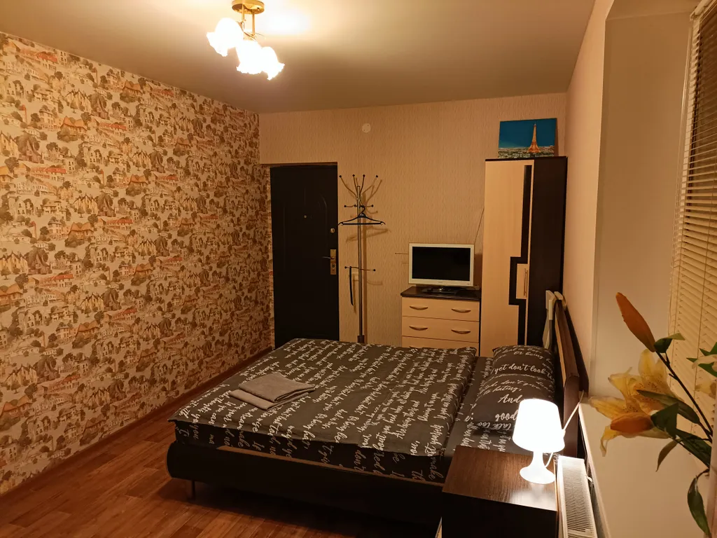 Студия с видом на сквер