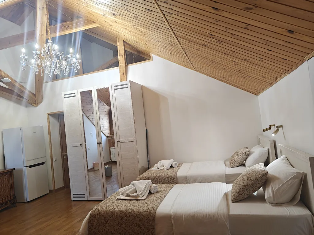 Четырехместный семейный номер с четырьмя кроватями в мансарде