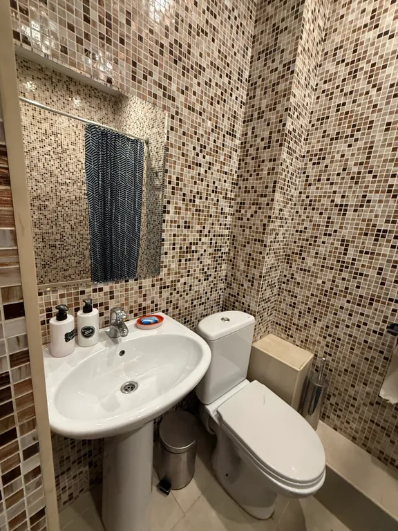 Большая студия с парковкой и местом для отдыха на территории