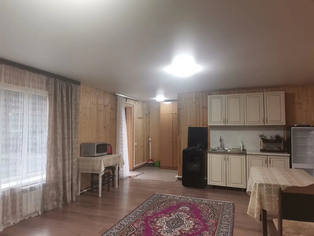 Уютный домик у подножия гор