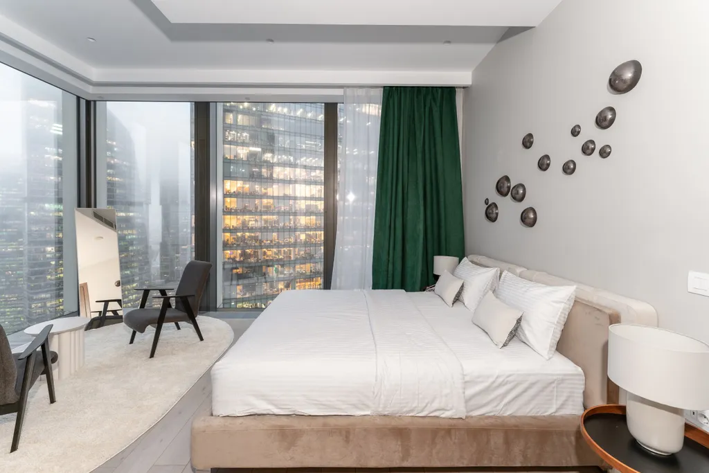 Квартира с угловой спальней и панорамной ванной комнатой