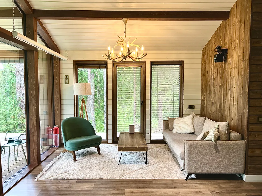 Дом Аура Леса на склоне с большой террасой и видом на лес и реку