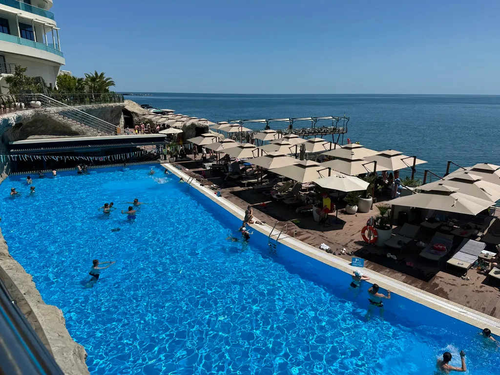 Голд. Стильный апартамент с видом на горы