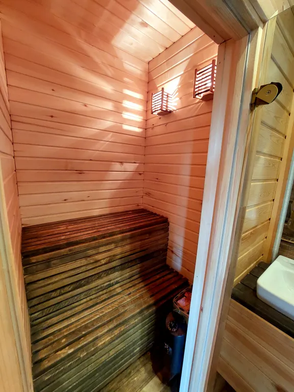 Уютный домик с сауной на берегу Ангары рядом с городом