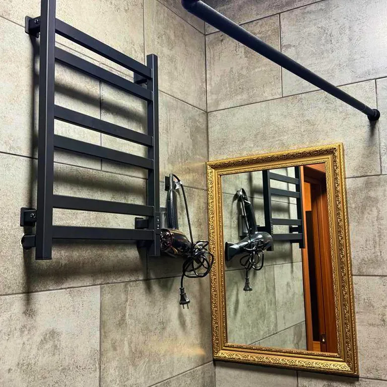 Просторная студия с настоящим камином и печкой