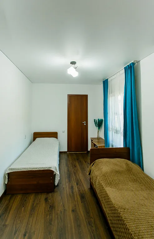 Стандартный 2-3х местный номер с удобствами, на первом этаже