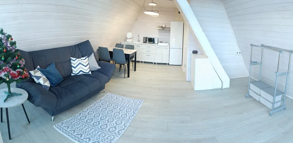 Атмосферный дом у леса с видом на горы