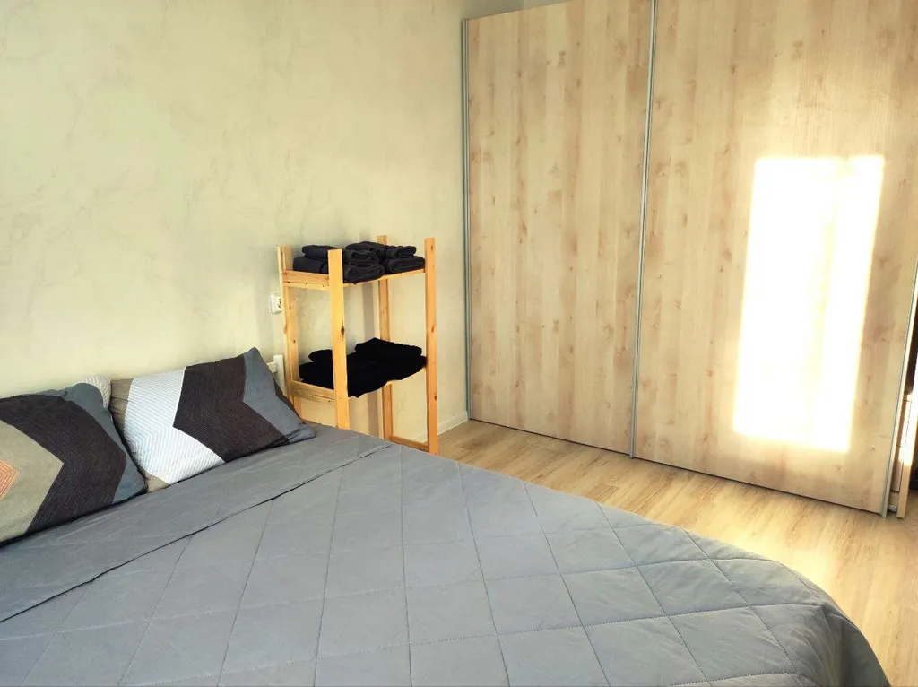 Уютная солнечная студия + спальня в 5 минутах пешком до Термы Вода