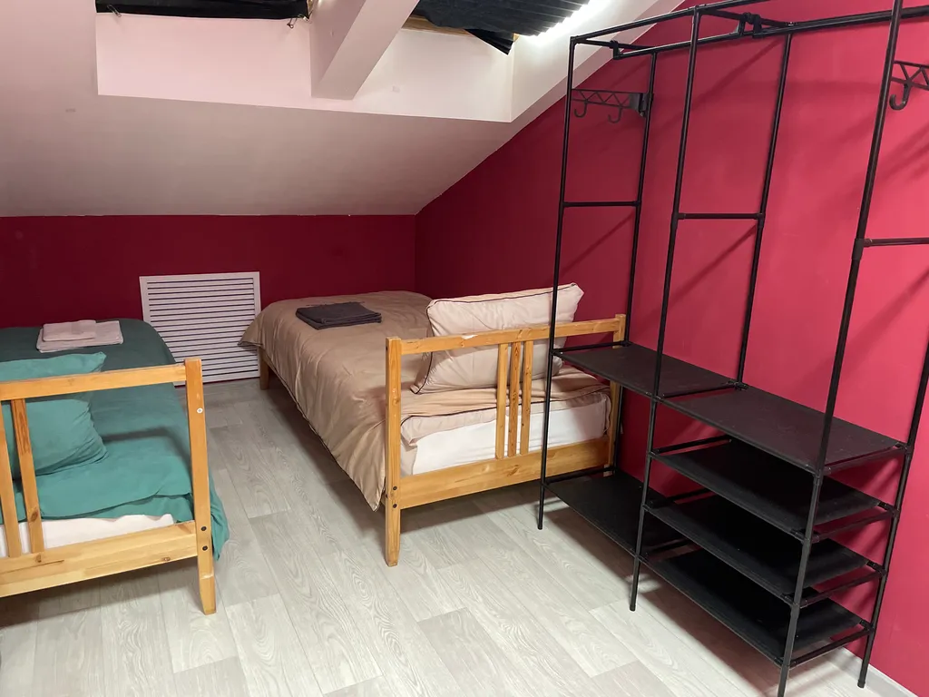 Красная комната на мансарде