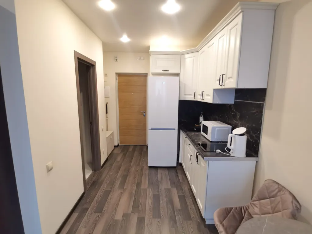 Студия с видом на город