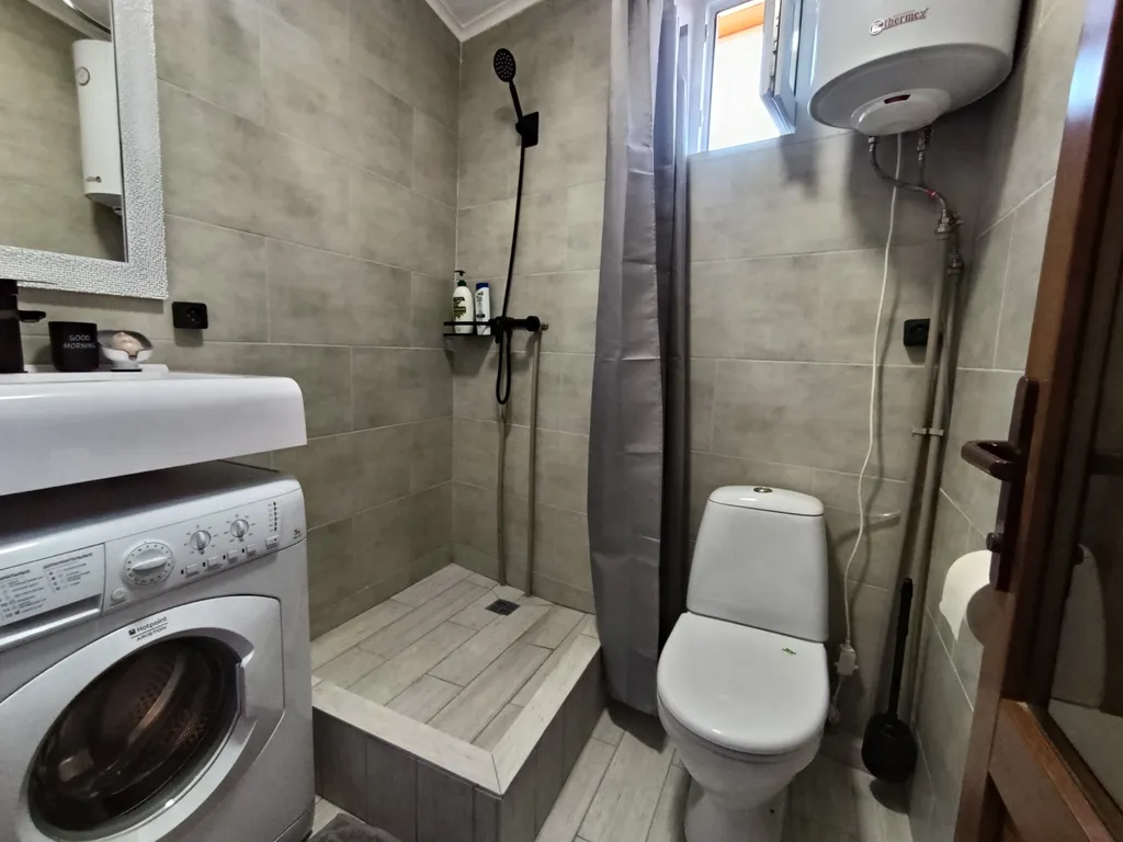 Коттедж Благоустроенный дом в центре Сочи рядом с рынком на Фабрициуса — Сочи