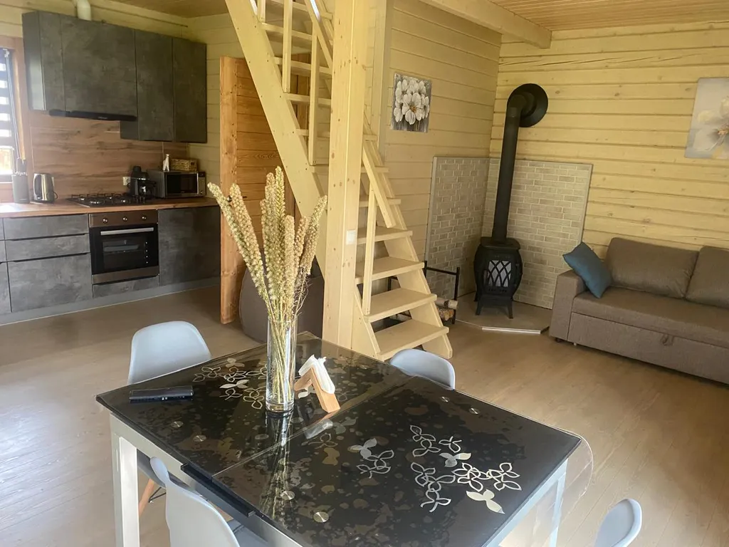 Уютный домик в лесу около реки