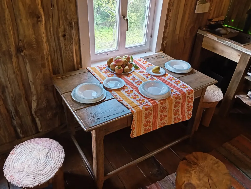 Изба с уютом детства, деревенский дом с баней и русским бытом