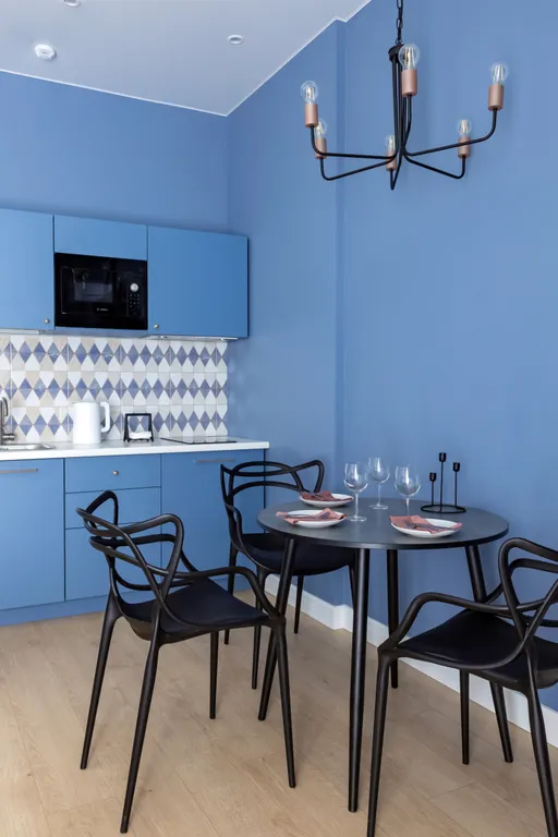 Дизайнерская студия с качелью в центре на набережной