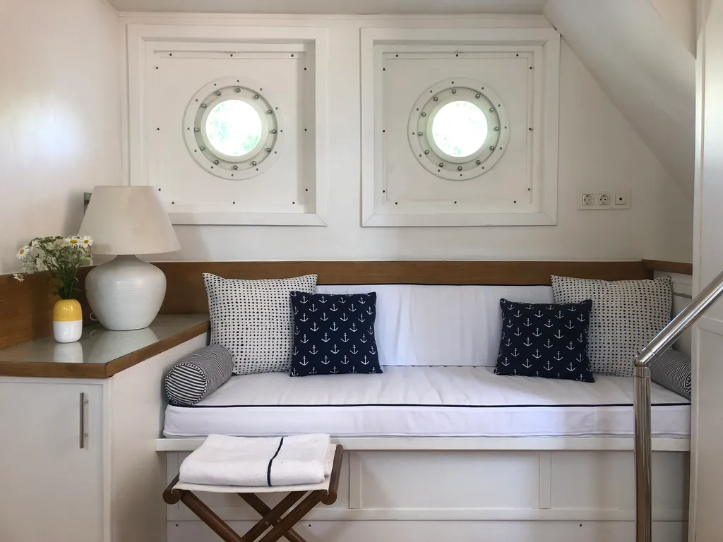 Теплоход для проживания