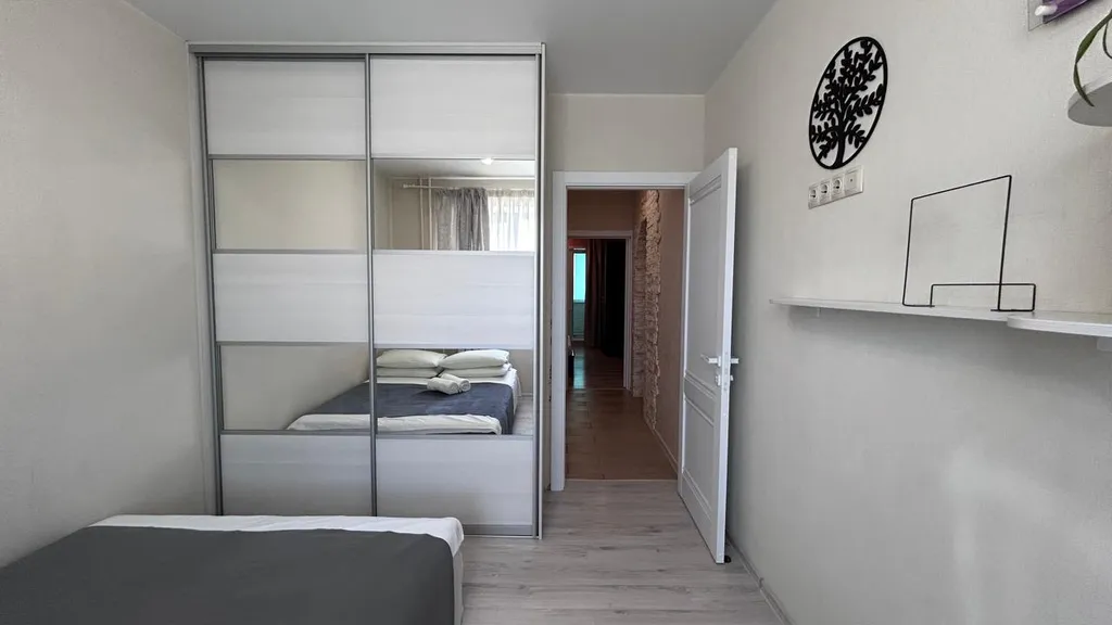 Современная трехкомнатная квартира с большой кухней