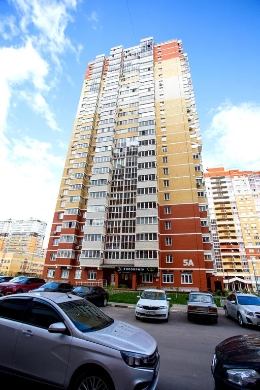 Уютная студия в тёплых тонах с большой угловой ванной для пары