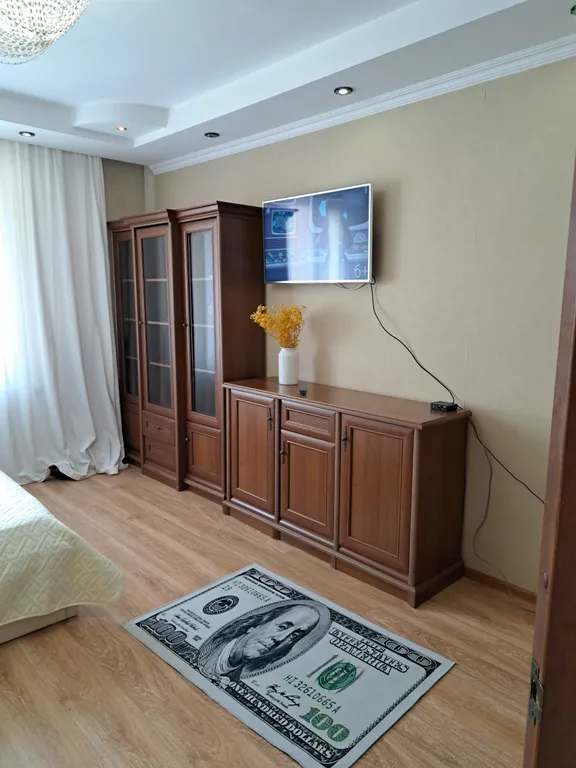 Трёхкомнатная, три кровати, диван, самый центр левого берега