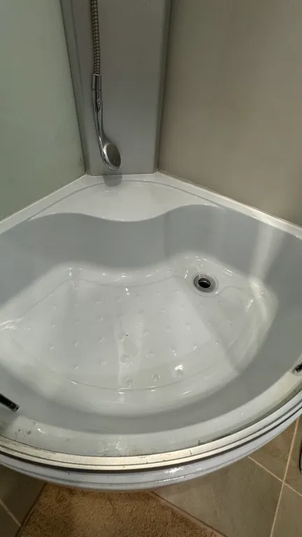 Белая студия в новом доме на центральной улице