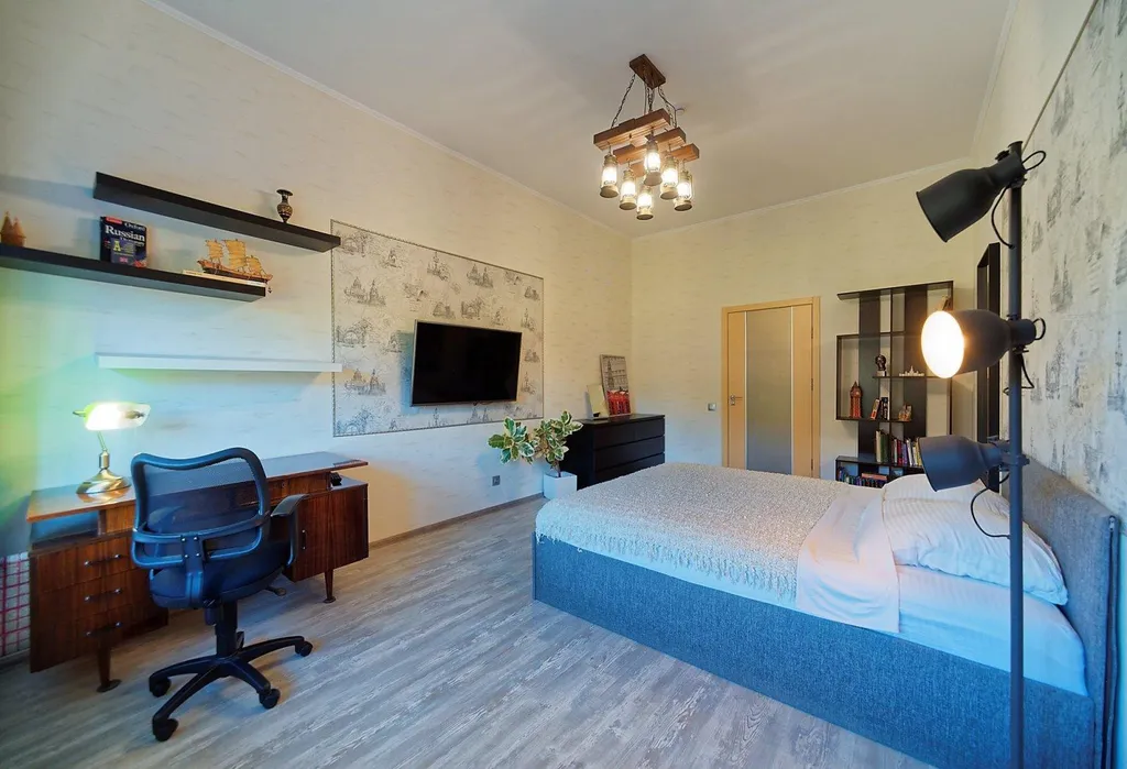 В центре, с видом на Адмиралтейский канал и "Новую Голландию"