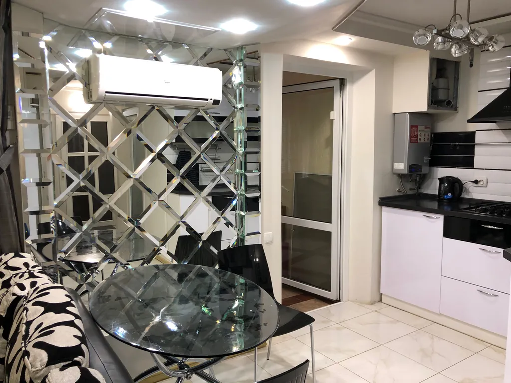 Отличная квартира в 12 минутах от моря со своим выходом в полесадник.