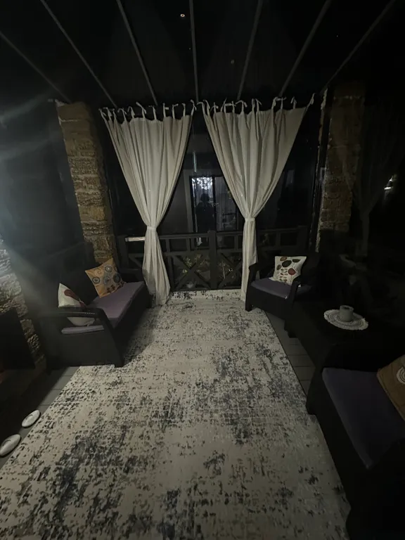 Студия с террасой и бассейном на первой береговой линии